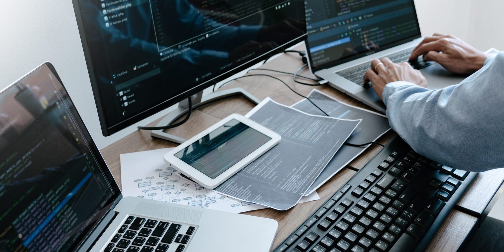 Programmer Typing Code on desktop computer, Developing programming and coding technologies concept. Desarrollo Aplicaciones Multiplataforma